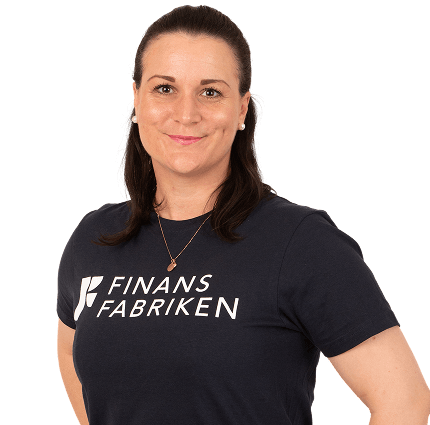 Smiling woman in dark t-shirt with 'FINANS FABRIKEN' logo against white background.
